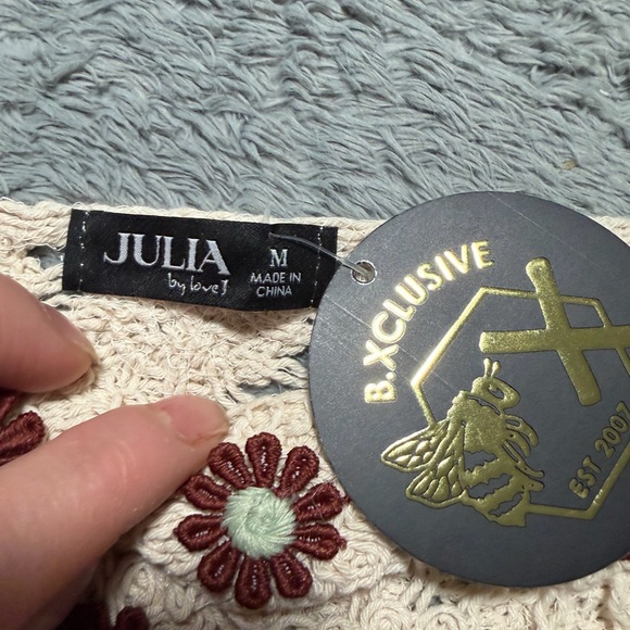 Julia Cream Floral Crochet Crop Top - Picture 4 of 5